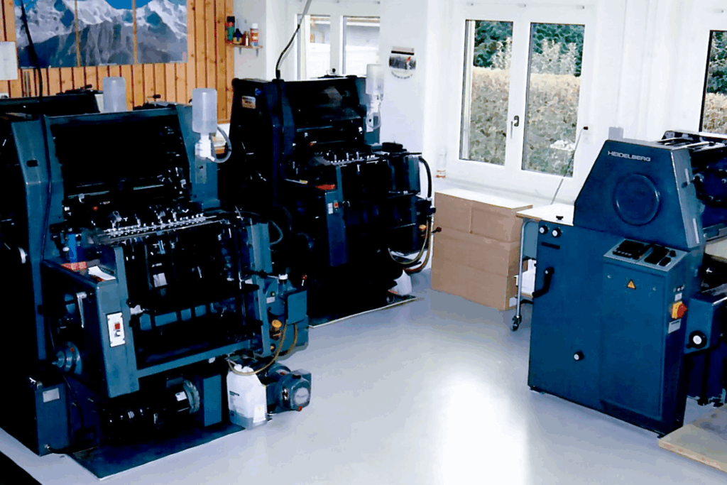 Maschinenpark der Druckerei mit verschiedenen Druckmaschinen.
