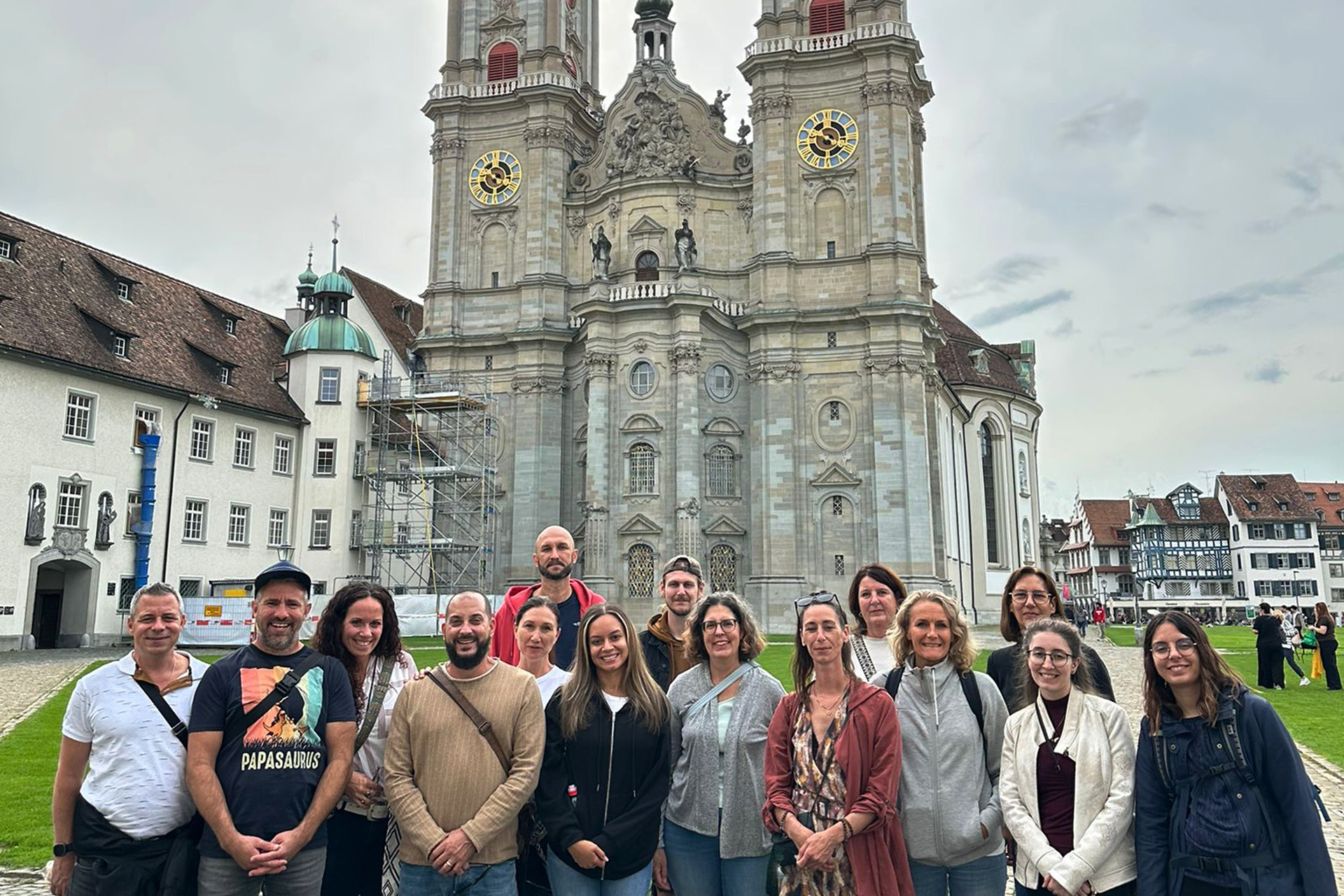 Team Oetterli AG steht vor der Kathedrale in St. Gallen