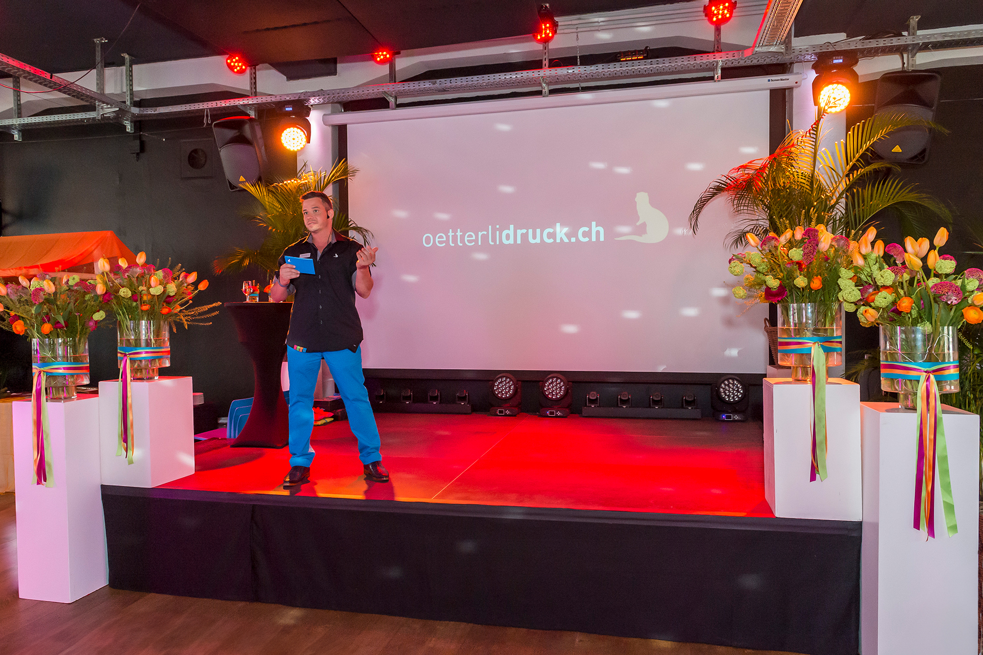 Marco Oetterli eröffnet den 40-Jahre-Jubiläumsevent von oetterlidruck AG auf der Bühne.